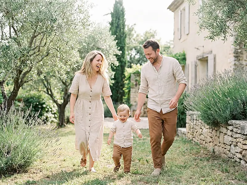Parents heureux et sereins avec leur enfant